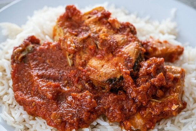 Riz blanc  à la sauce tomate