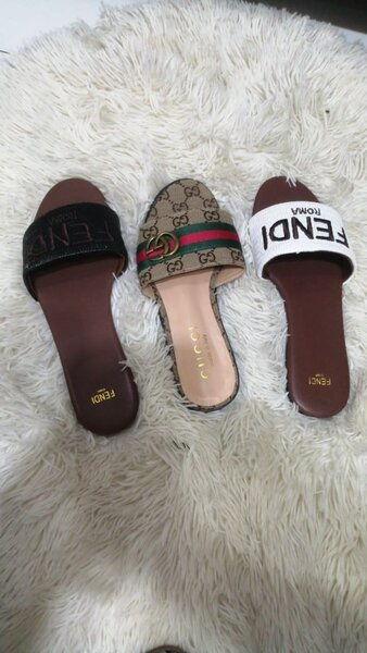 Claquettes de luxe tendance