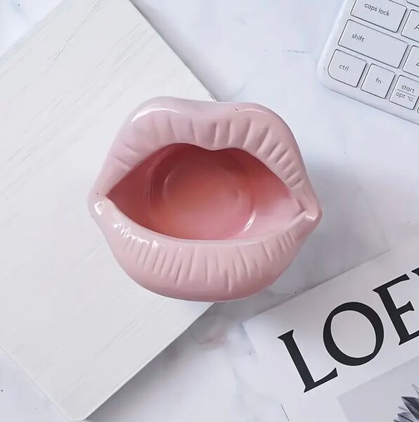 Cendrier en forme de lèvres roses