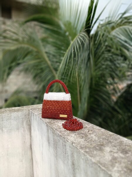 Sac à main perlé rouge et blanc