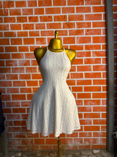 Robe blanche en dentelle élégante