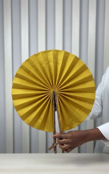 Éventail en papier pliable