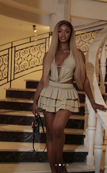 Robe Rouge Dos Nu Élégante