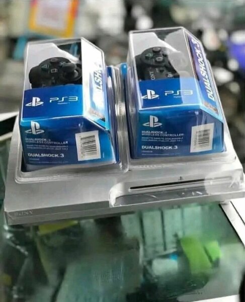 PlayStation 3 avec manettes