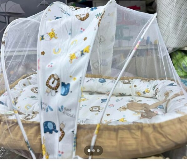 Lit bébé avec moustiquaire