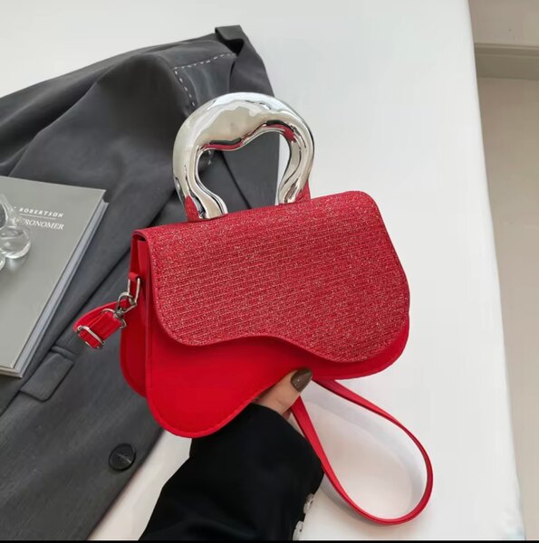 Sac à main rouge chic