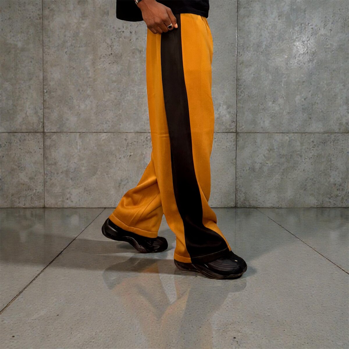 Pantalon marron avebande noire