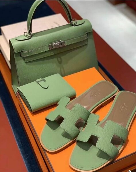 Sandales et sac à main assortis