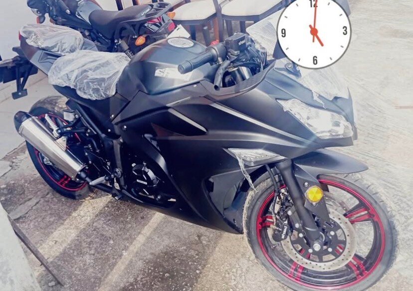 Moto sportive noire élégante