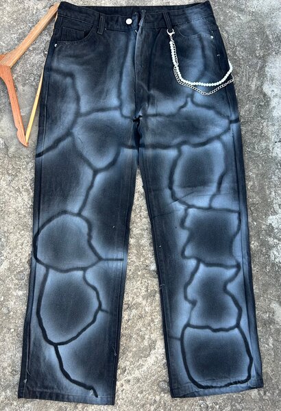 Jean noir effet graffiti