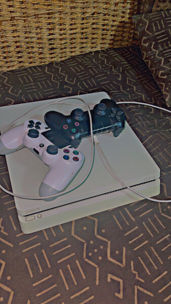 Console de jeu avec manettes