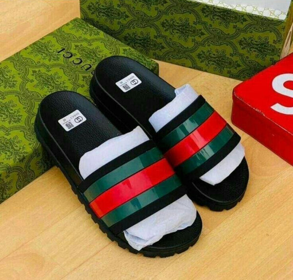 Claquettes rayées élégantes