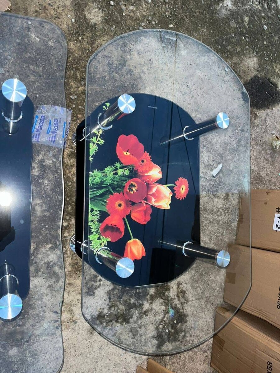 Table basse en verre avec motif floral
