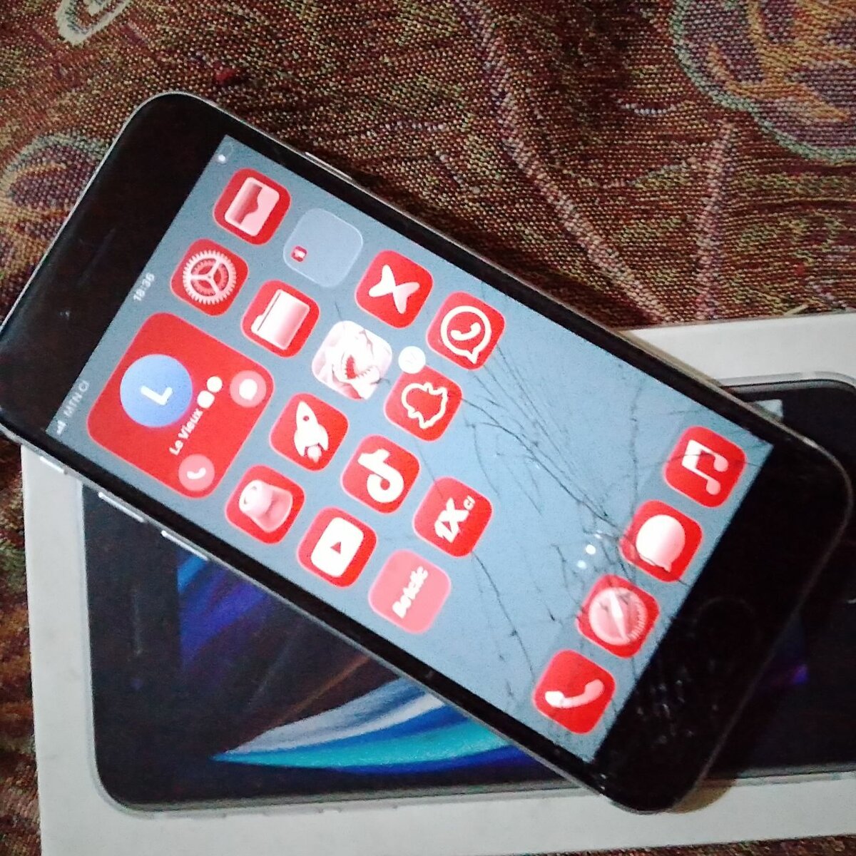 iPhone SE avec écran endommagé