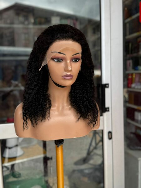 Perruque bouclée naturelle