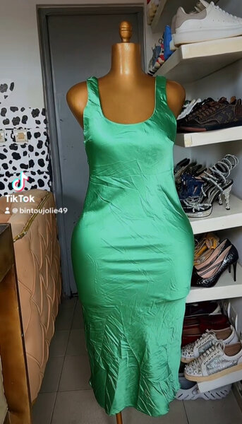 Robe élégante verte satinée