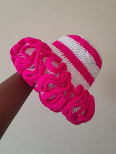 Chapeau tricoté roses roses