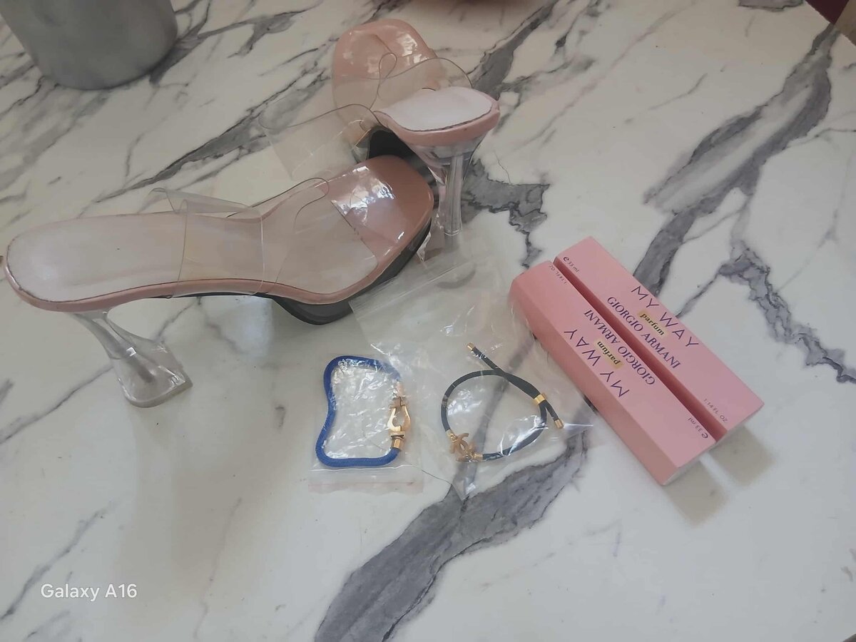 Sandales à talons transparents