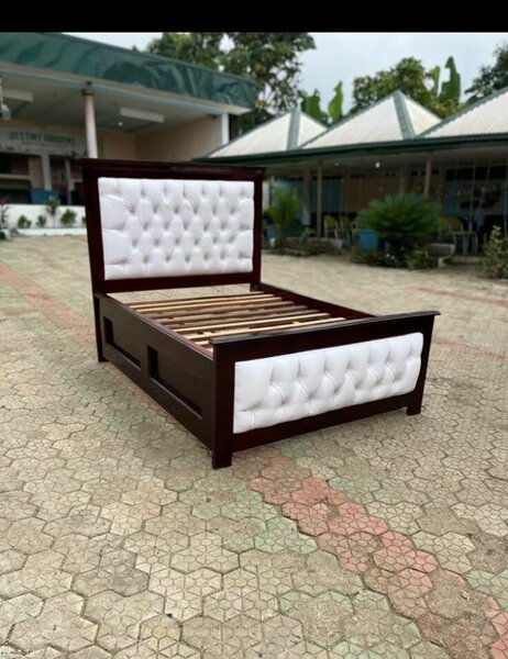 Lit design capitonné en bois