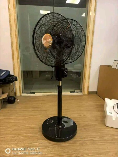 Ventilateur sur pied noir