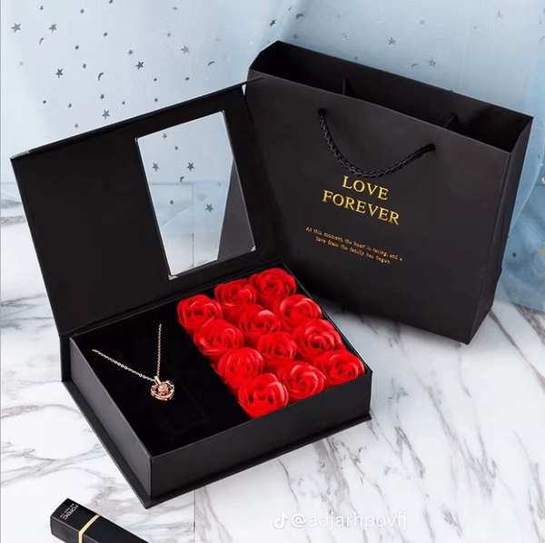 Coffret Cadeau avec Roses Éternelles et Collier en Argent