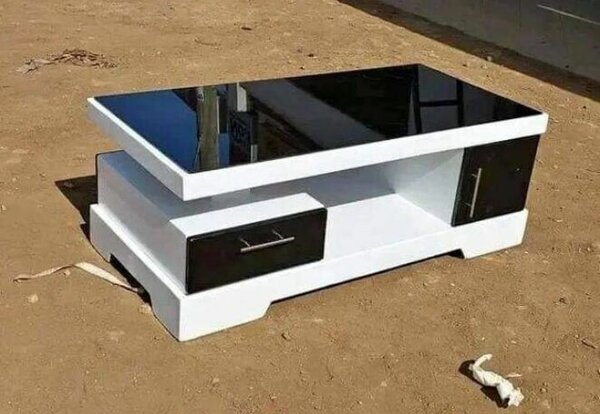 Table basse design en blanc et verre