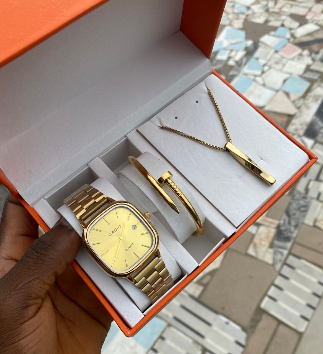 Montre luxe avec bracelet et collier