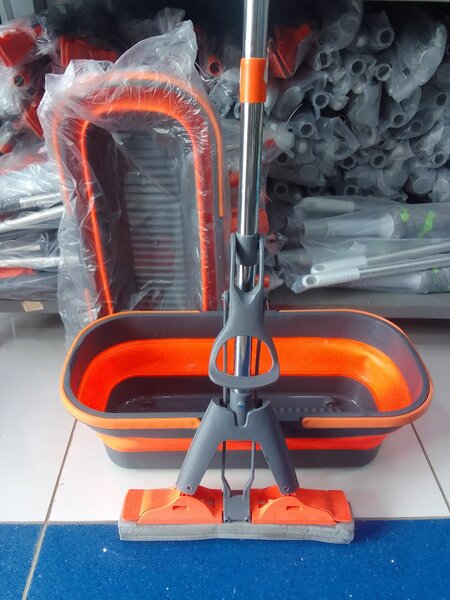 Seau pliable et balai innovant