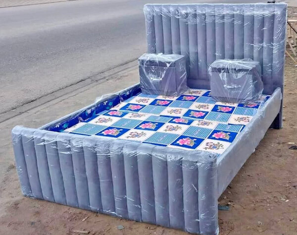 Lit gris avec matelas et chevets