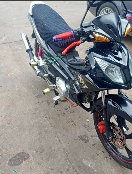 Moto Yamaha noir et rouge