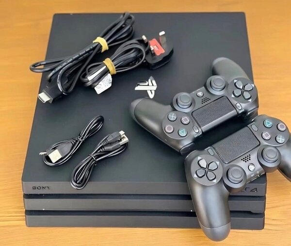 Console Sony PS4 avec manettes