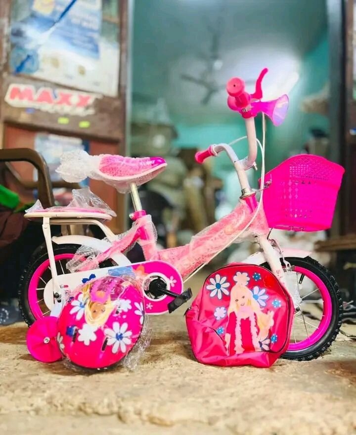 Vélo enfant rose avec panier