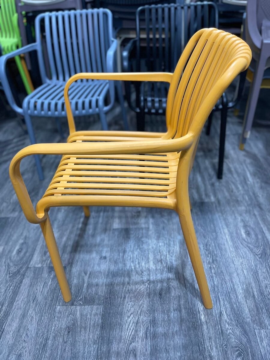 Chaise en plastique jaune pour extérieur