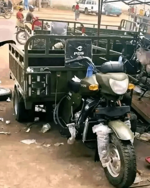Tricycle cargo avec boîte métallique