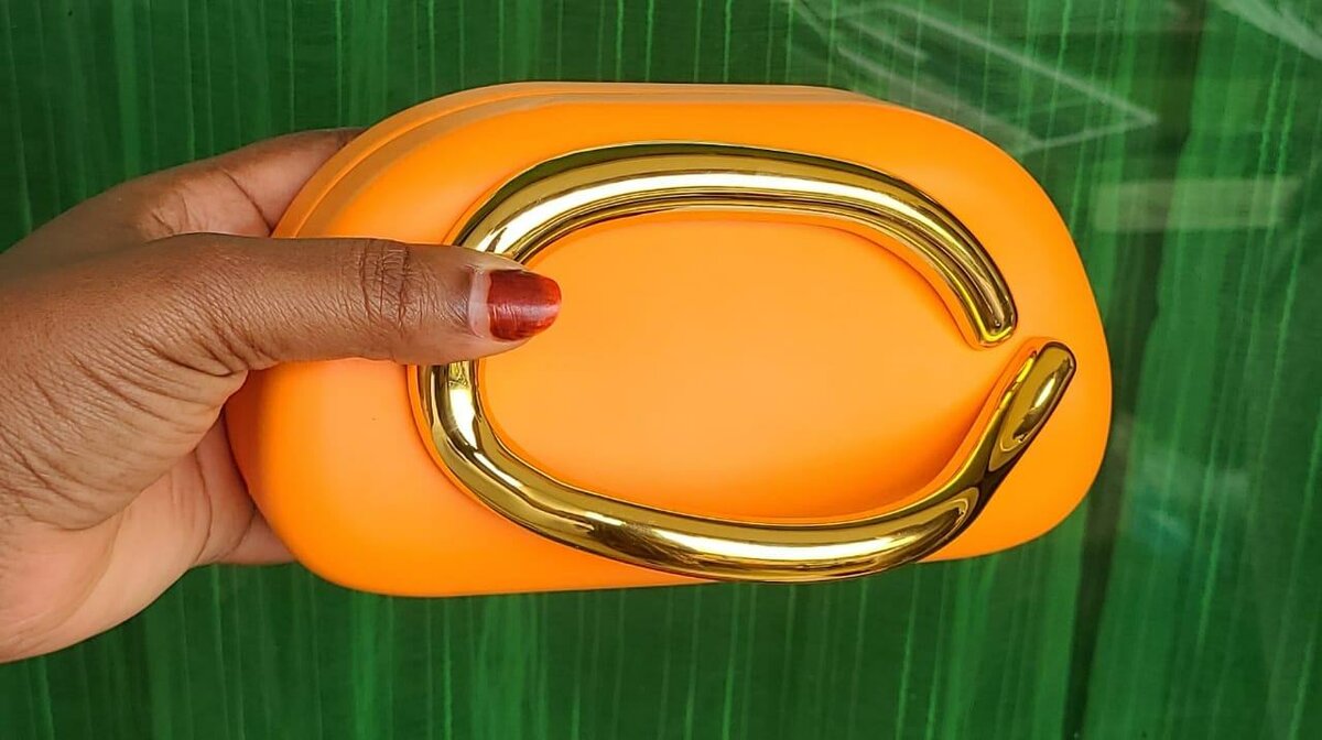 Pochette élégante avec fermeture dorée