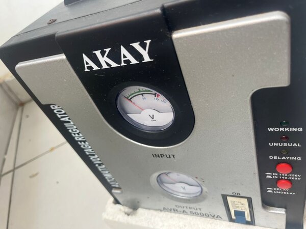 Régulateur de Tension AKAY5000