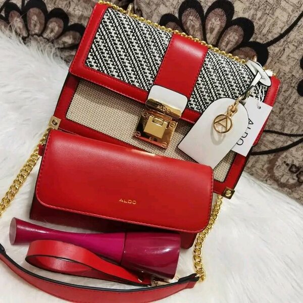 Sac à main rouge ALDO avec pochette et chaîne dorée