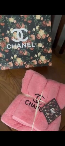 Serviette de bain Chanel rose en éponge
