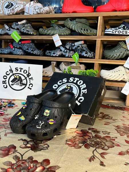 Chaussures Crocs noires homme - confort et style