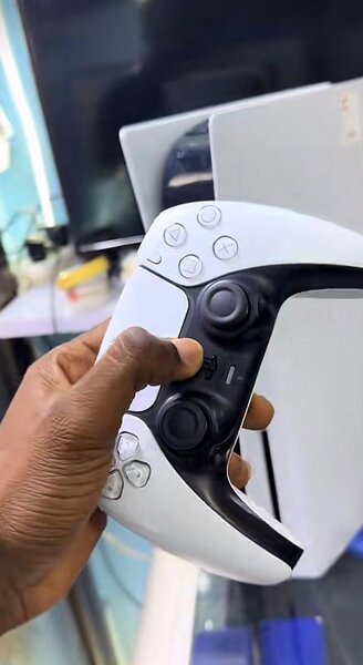 Manette PS5 DualSense - Rouge ou Blanche