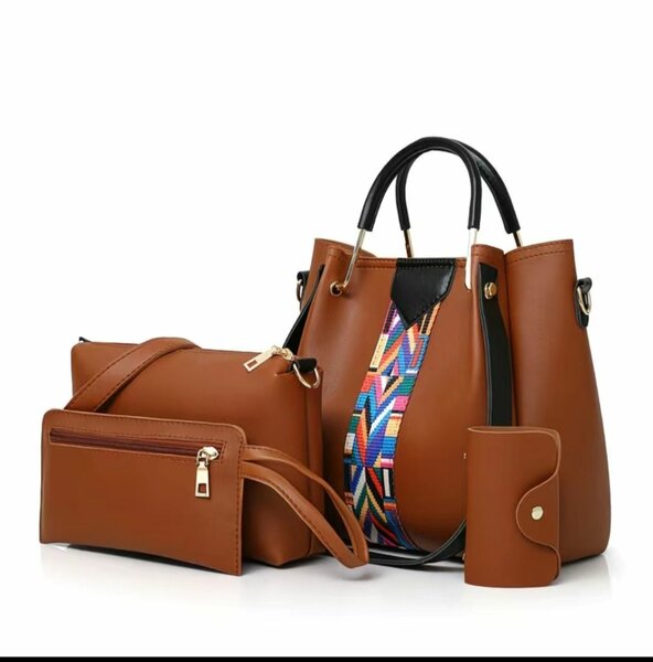 Sac à main en cuir marron avec accessoires