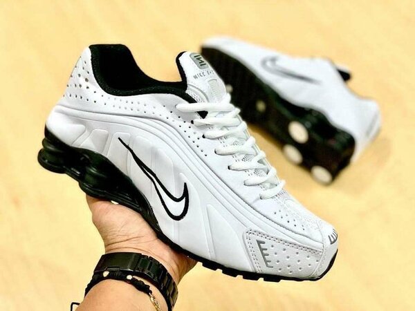 NIKE SHOX
