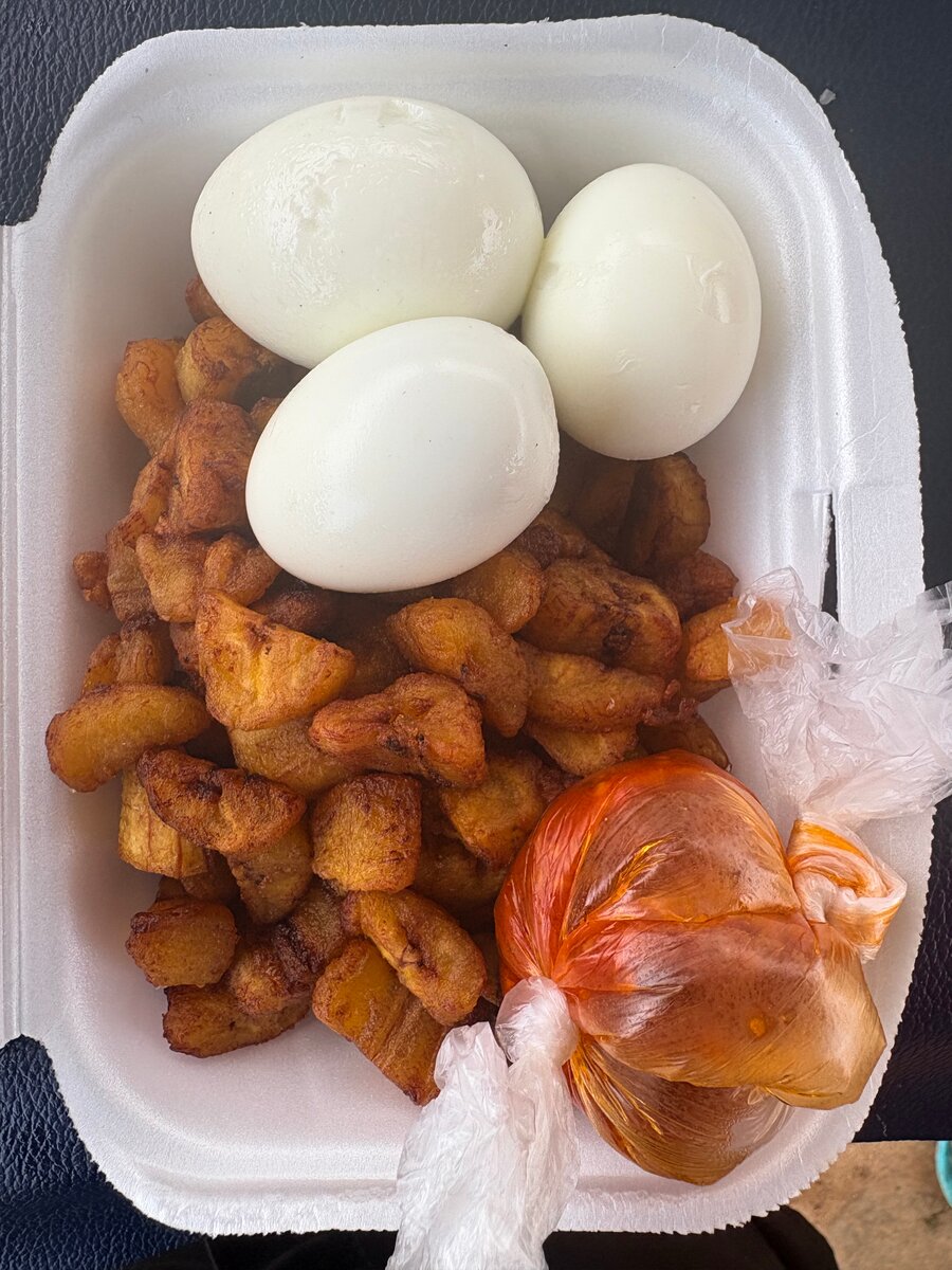 Frites de plantain et œufs