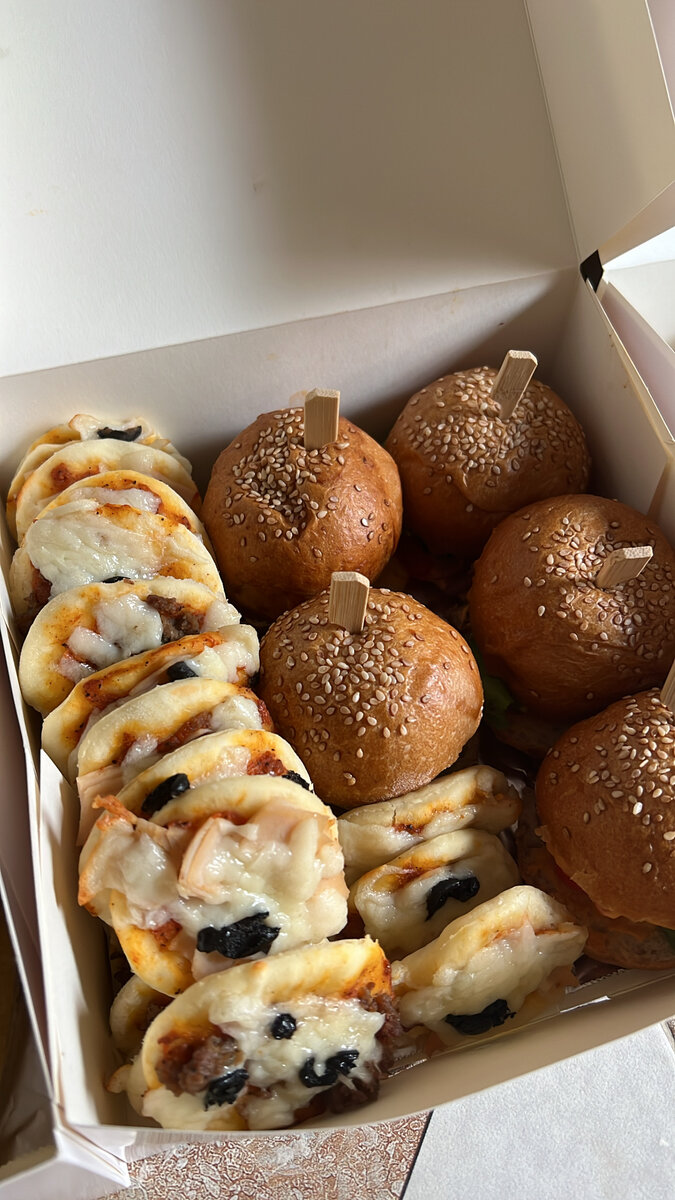 Mini Burgers, mini pizza