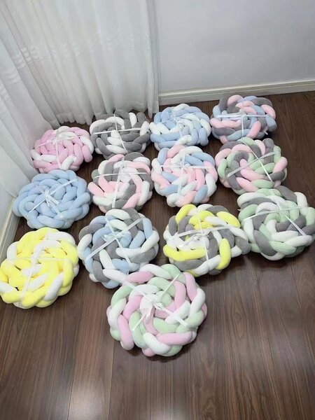 Coussins tressés colorés