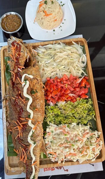 Délicieux poisson frit et accompagnements