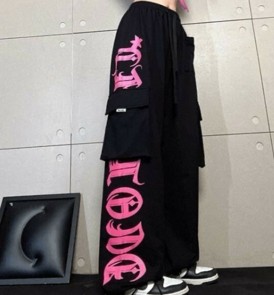 Pantalon cargo noir à lettres