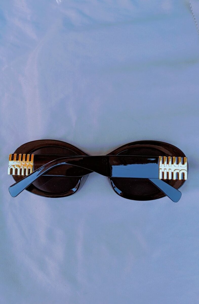 Lunettes de soleil originaux avec grattoir dentaire