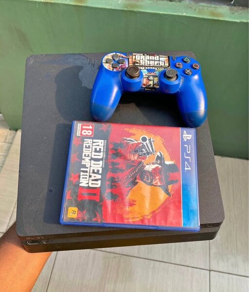 Console PS4 avec manette GTA