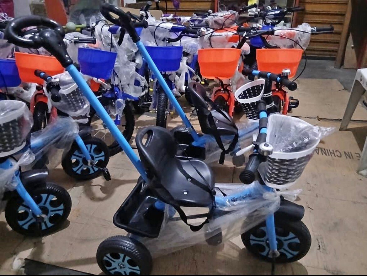 Tricycle enfant bleu avec panier